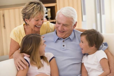 Bunicii care au grijă de nepoţi ar putea primi indemnizaţie