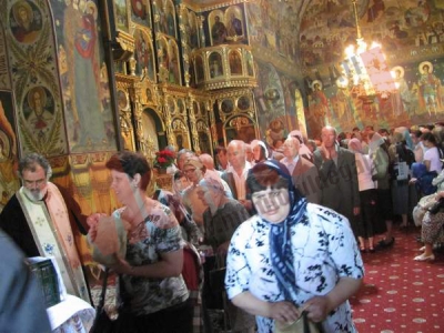 500 de pachete împărţite la hramul bisericii Sfinţii Împăraţi Constantin şi Elena
