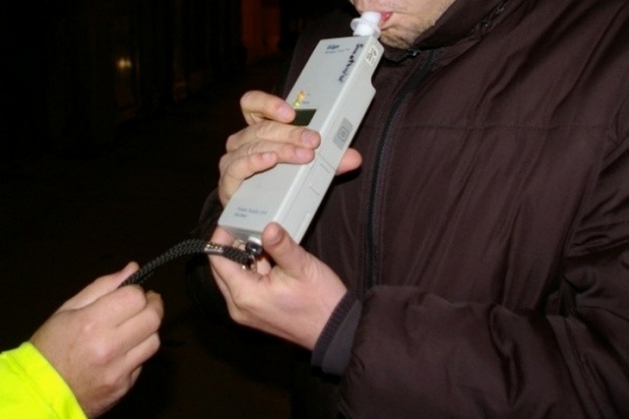 Trei infracţiuni dintr-un foc: Băuţi şi fără permis, conduceau maşini neînmatriculate