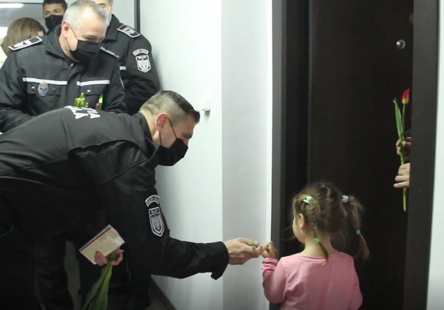 Acţiune emoţionantă a Poliţiei Locale Galaţi: Flori şi mărţişoare dulci, pentru refugiatele din Ucraina (VIDEO)