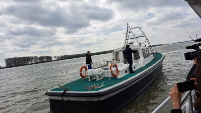 Trafic istoric pe canalul Sulina; pilotină donată de francezi statului român