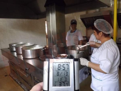 În bucătăria Cantinei de Ajutor Social se ating 50 de grade Celsius