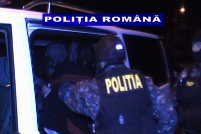 Arme, baterii pirotehnice şi droguri depistate de poliţiştii de la Arme