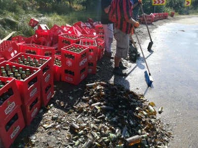 Cosmeşti: Aproape 1.300 de navete de bere împrăştiate pe şosea (VIDEO)