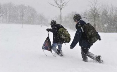 Elevii din comunele judeţului Galaţi stau şi marţi acasă