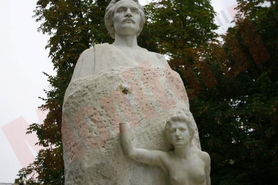 Statuia lui Eminescu, „amputată” din nou