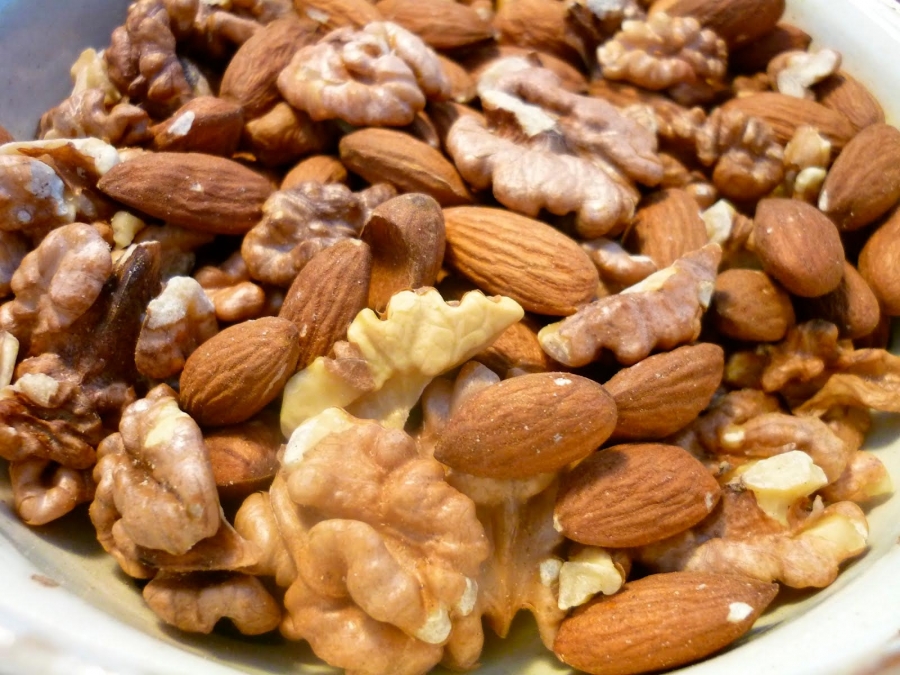Consumul de fructe oleaginoase reduce cu peste 40% riscul de recidivă a cancerului colorectal