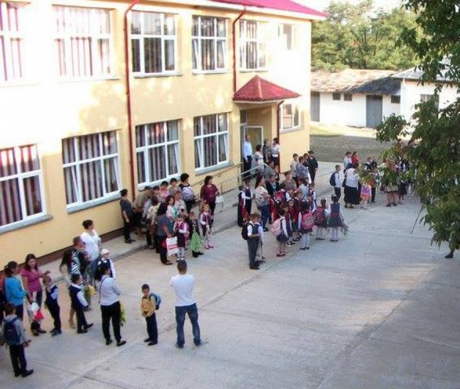 Director de şcoală acuzat că a transformat instituţia într-o afacere personală