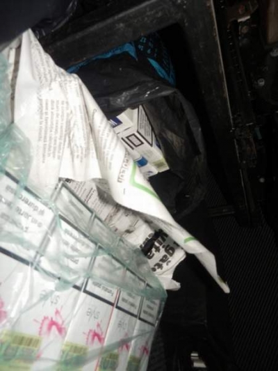 Peste 6.000 de ţigarete de contrabandă, descoperite într-un microbuz