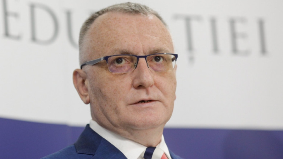 Sorin Cîmpeanu, acuzat de plagiat, a demisionat din funcţia de ministru al Educaţiei
