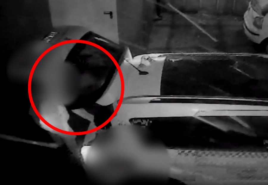 Şi-a aruncat gunoiul pe stradă din maşină (VIDEO)