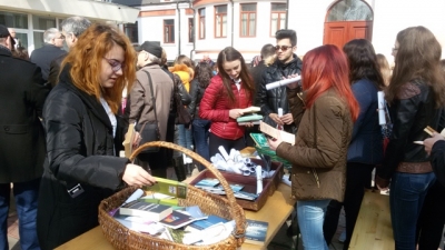 Infuzie de ceai şi carte de Ziua Mondială a Poeziei