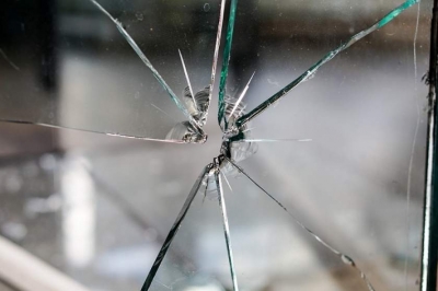 Scandal şi geamuri sparte cu borcane, într-un market de pe strada Brăilei