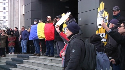 Protest al magistraţilor pe treptele Palatului de Justiţie Galaţi