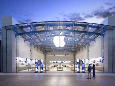 Apple devine prima companie americană a cărei valoare de piaţă depăşeşte 800 de miliarde de dolari