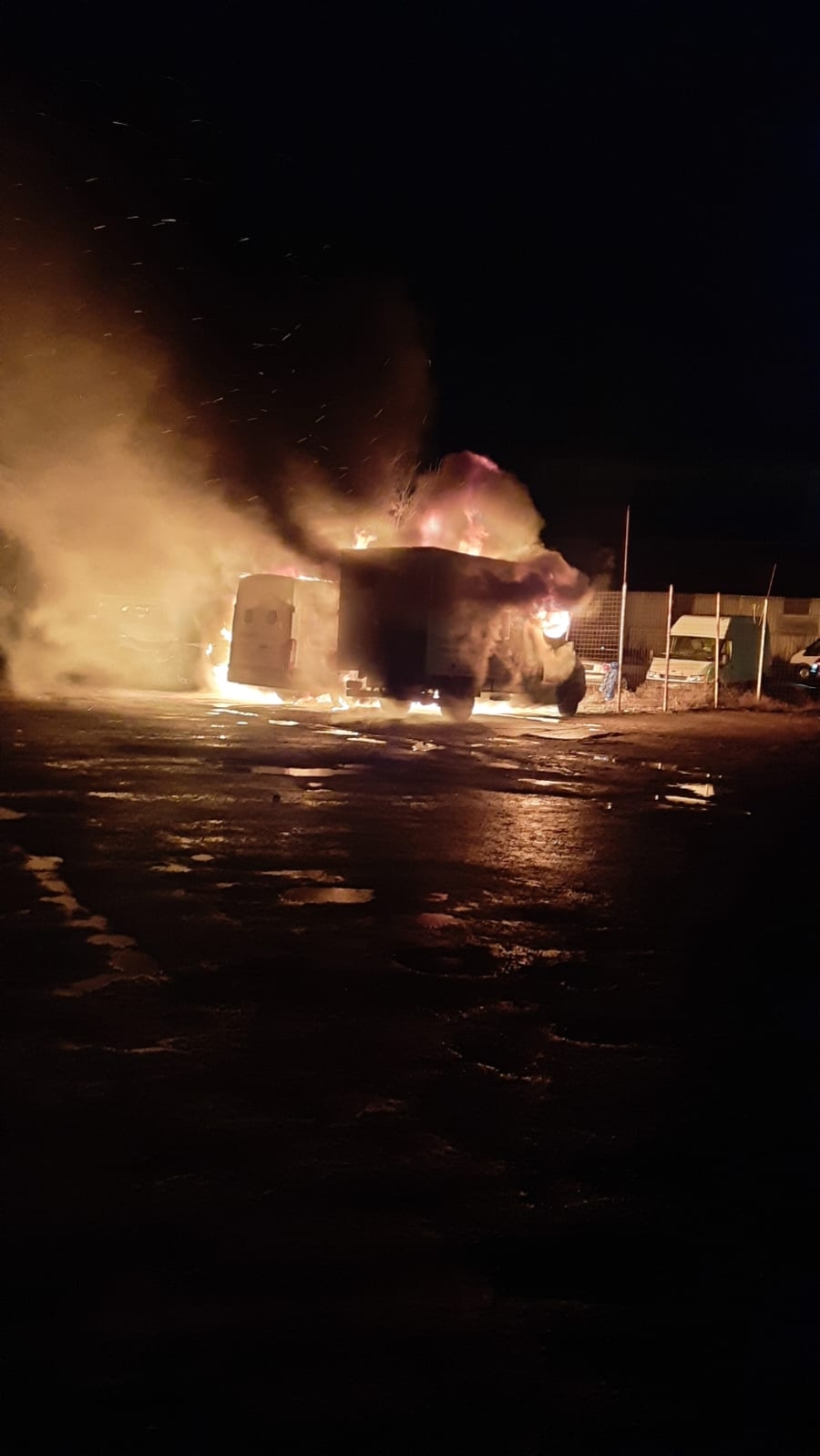 Incendiu în incinta Comat. 3 mașini au ars total (FOTO)