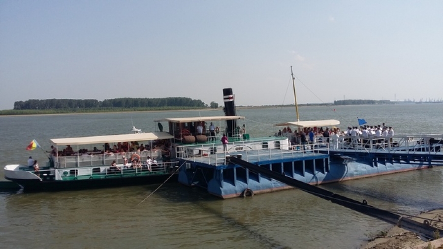 Gălăţenii s-au plimbat gratuit pe Dunăre de ziua bătrânului fluviu