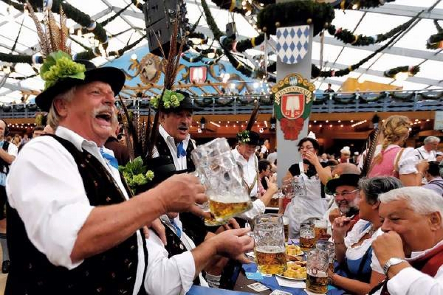 Circa şase milioane de amatori de bere sunt aşteptaţi la ediţia din acest an a Oktoberfest