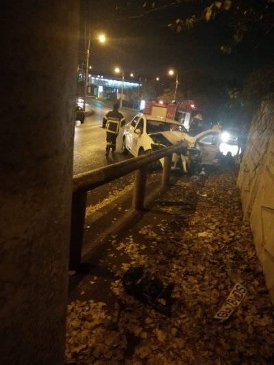 Şofer rănit grav după ce s-a izbit de un parapet