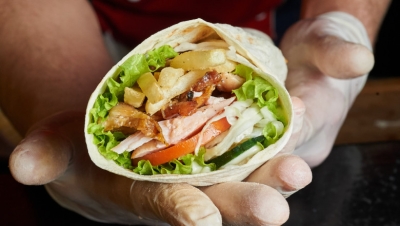 Patron de fast-food bătut pentru că nu i-a dat "dreptul de şmecher" unui client