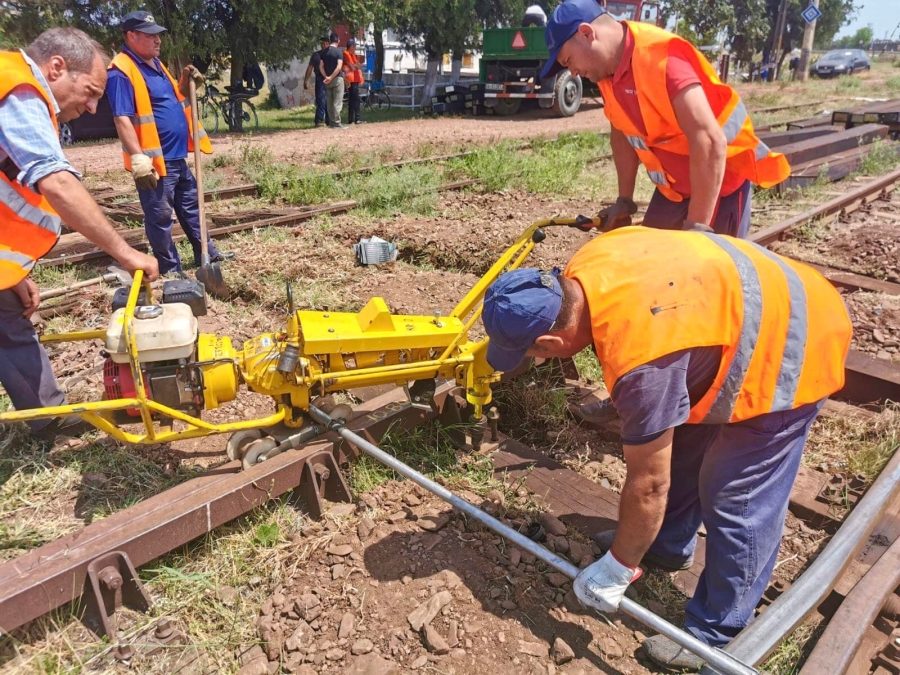 CFR aduce, la Galaţi, 50 de muncitori din mai multe judeţe pentru a repara calea ferată largă