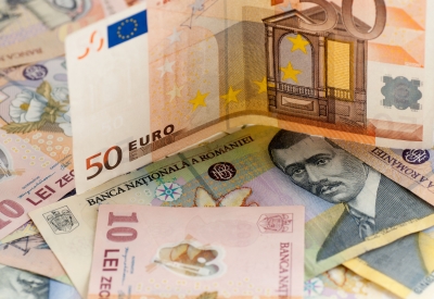 Analiştii financiari estimează o depreciere a leului în următoarele 12 luni, până la 4,8597 lei/euro