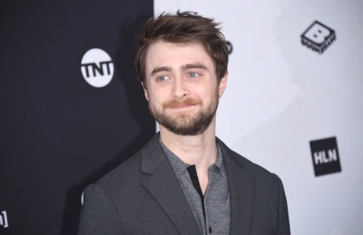 Daniel Radcliffe se îndepărtează şi mai mult de personajul Harry Potter