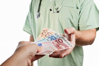 Peste 50% dintre români dau bani medicilor, dar şi paznicilor din spitale sau laboranţilor