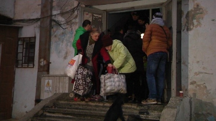 Locatarii de la G5 rămân, deocamdată, evacuaţi