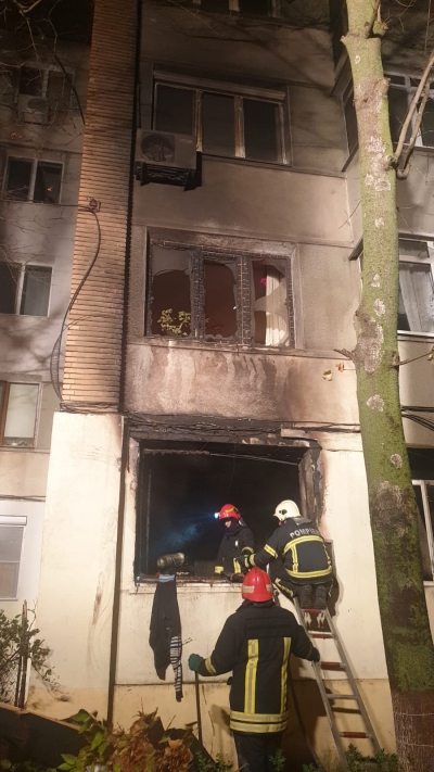 Incendiu într-un bloc din Galaţi. Locatarii au fost evacuaţi (FOTO/VIDEO)