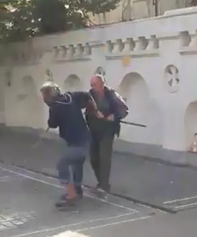 Bătaie în faţa secţiei de poliţie. Poliţiştii au intervenit după ce au văzut imaginile pe Facebook (VIDEO)