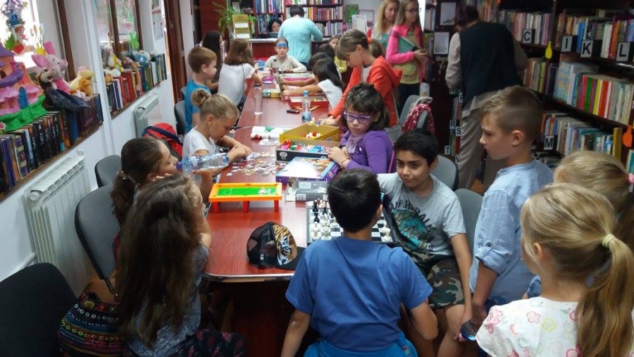 Biblioteca se retrage din stradă: Se închid cluburile de vacanţă