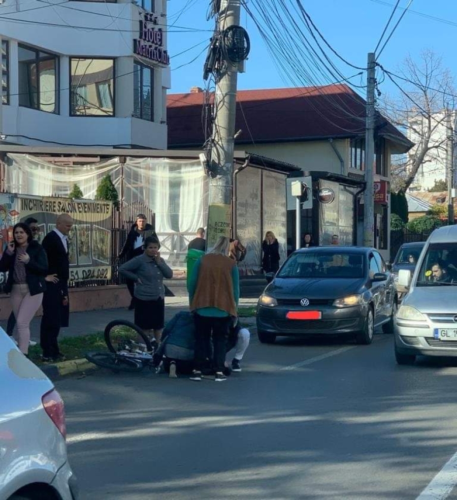 Copilaș pe lângă bicicletă izbit de mașină pe trecerea de pietoni