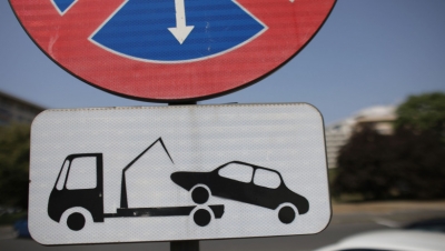 Ridicarea autoturismelor parcate neregulamentar îi va costa scump pe gălățeni