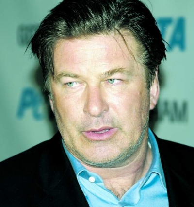 Alec Baldwin îşi scrie memoriile