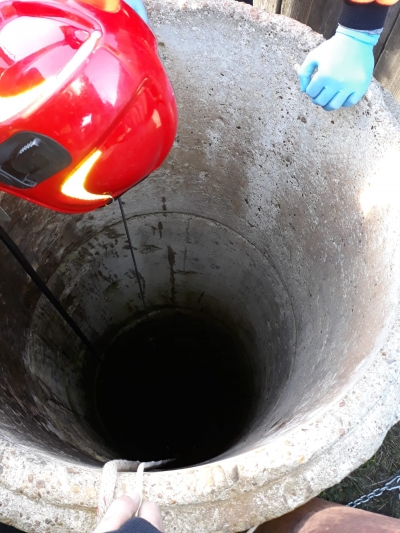 Bărbat găsit mort în fântână