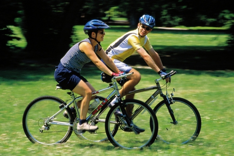 Mersul pe bicicletă este benefic atât pentru sănătate, cât şi pentru siluetă