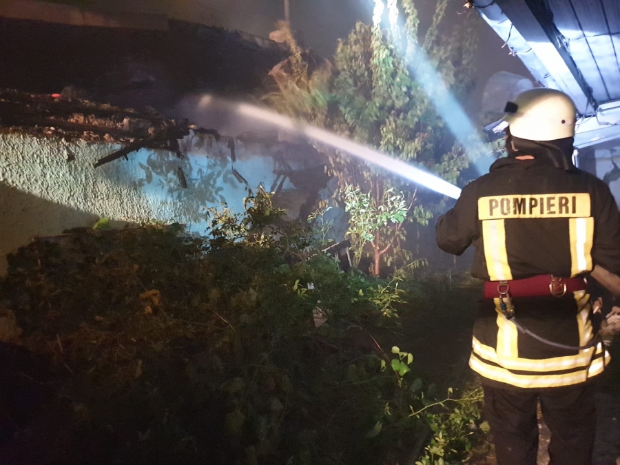 Incendiu la Braniştea: O bătrână a ajuns la spital cu arsuri pe mâini şi faţă