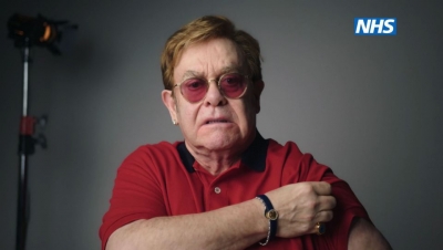 Elton John şi Michael Caine, într-o reclamă menită să încurajeze vârstnicii britanici să se vaccineze