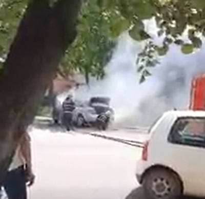 Galaţi: O maşină a luat foc în mers (VIDEO)