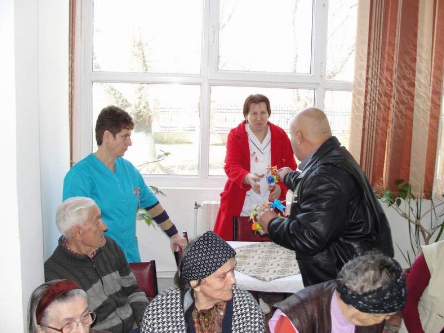 Deţinuţii au dăruit mărţişoare femeilor din Căminul ”Sfântul Spiridon“