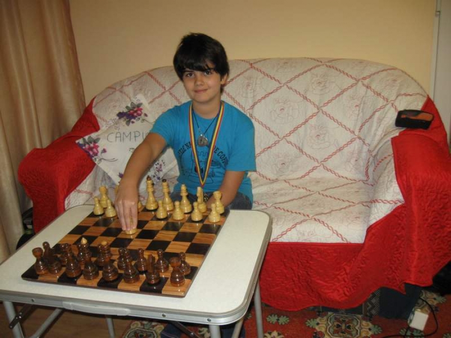 Campionul naţional la şah merge singur la campionatul mondial de profil, la doar 12 ani, din cauza lipsurilor financiare