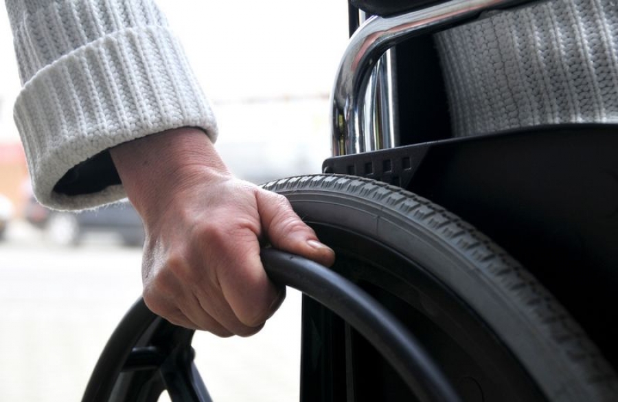 Minimum 7.000 de persoane cu dizabilităţi vor primi sprijin de până la 5.000 de euro pentru echipamente asistive
