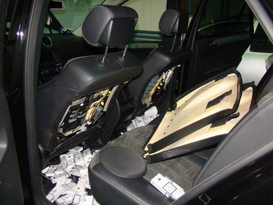 Ţigări ascunse în banchetele şi portierele unui autoturism de lux