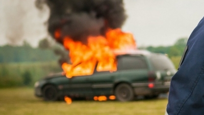 Reţinut după ce a incendiat maşina soţiei