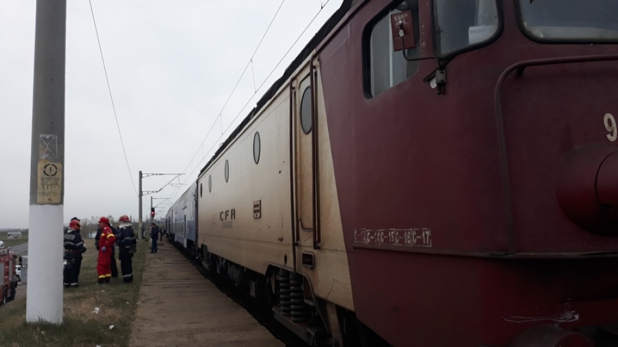 Momente de groază pentru 200 de pasageri din trenul Mărăşeşti-Galaţi: Locomotiva trenului a luat foc