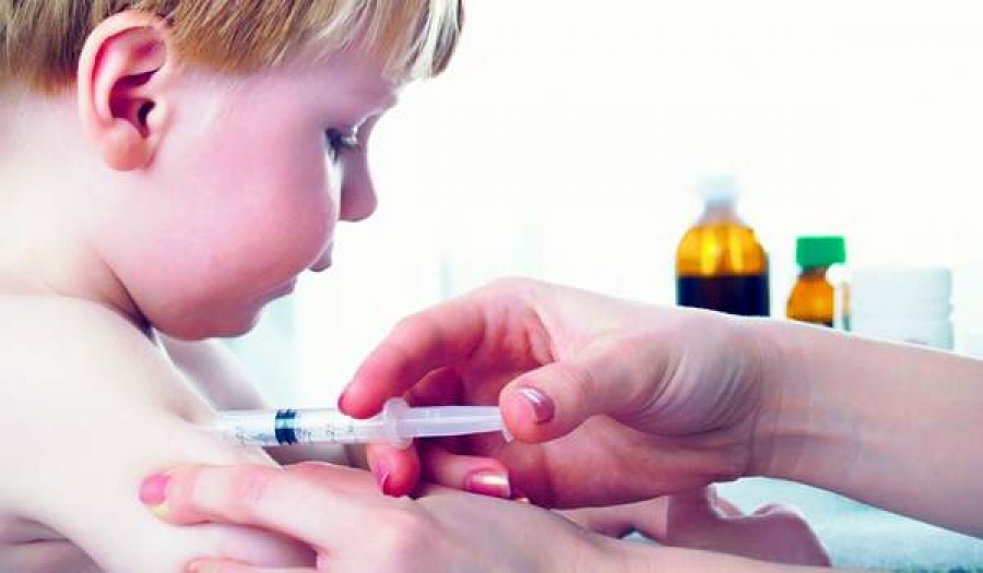 Bebeluşii trebuie vaccinaţi după-amiaza