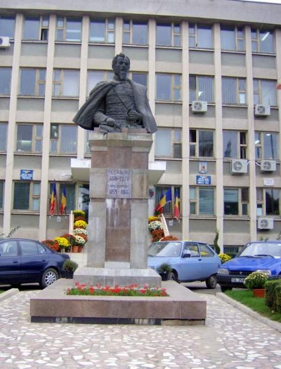 Statuia domnitorului Cuza, motiv de gâlceavă între CL Tecuci şi Prefectură