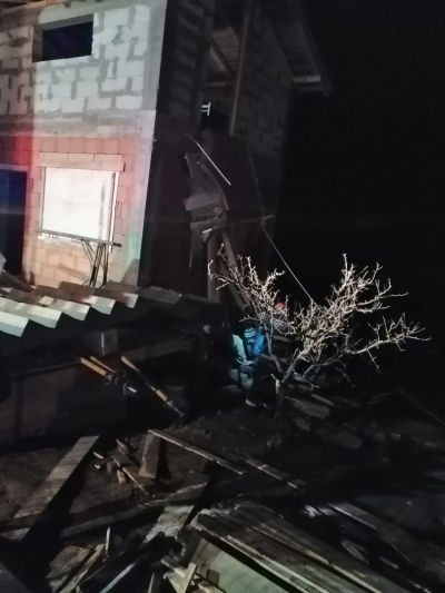 A murit strivit de o scară din beton
