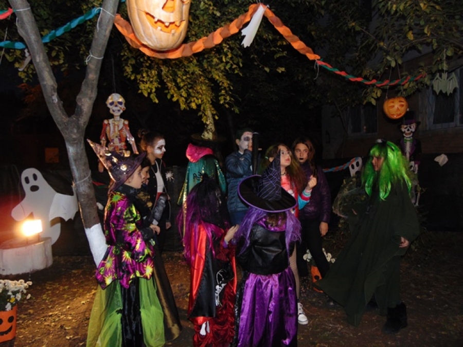 Au petrecut de Halloween în faţa blocului